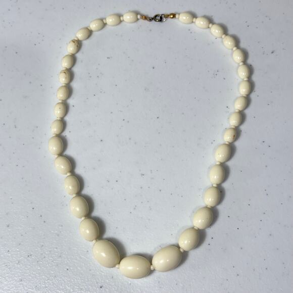 Vintage 50s 60s Cream Single Strand Graduated Bead Necklace Mod Retro Classic - Picture 2 of 7